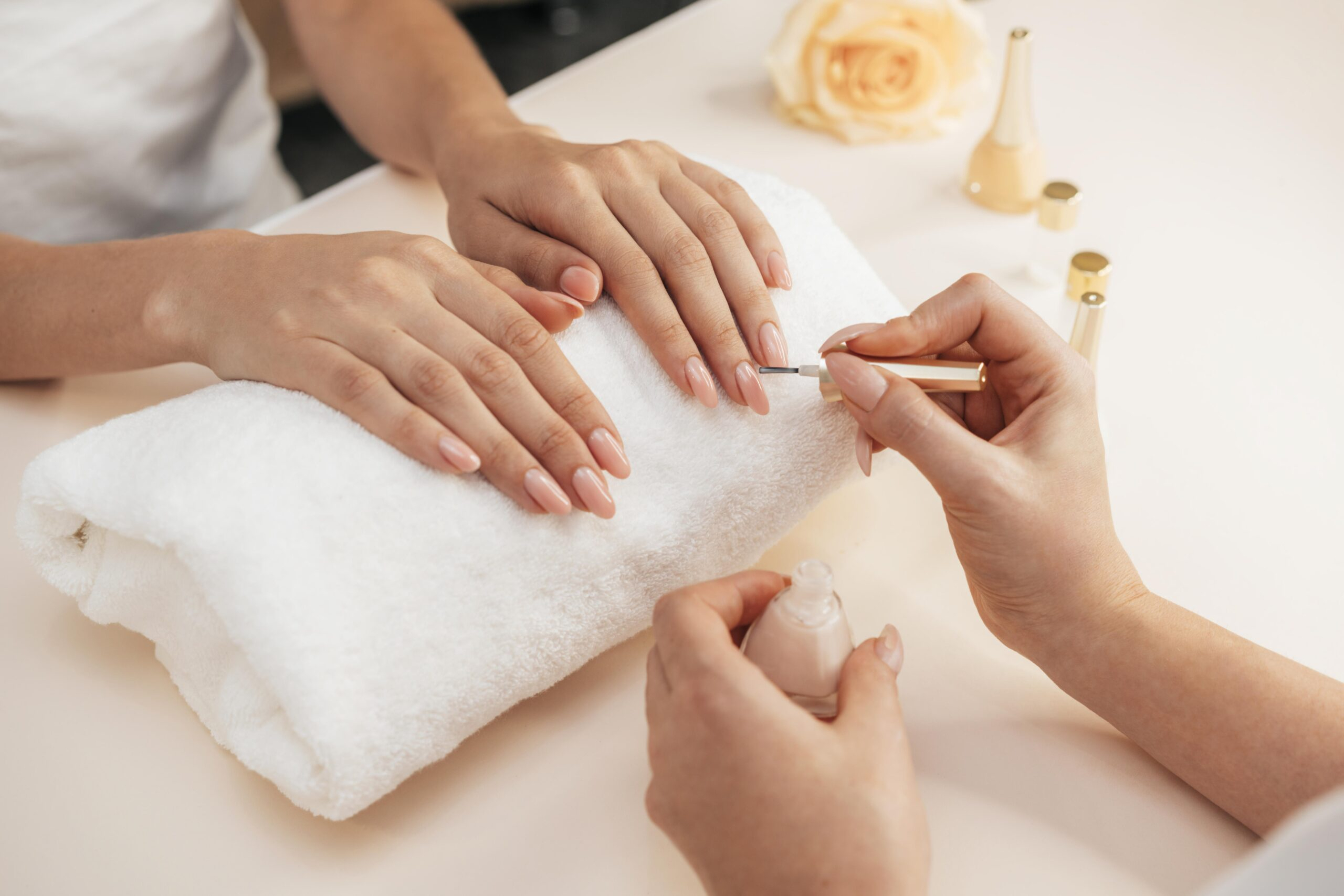 healthy-beautiful-manicure-manicurist